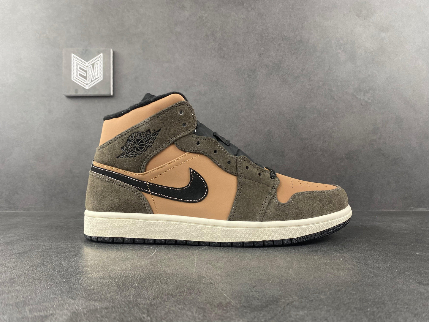 Nike  Air Jordan 1 Mid SE Dark Chocolate